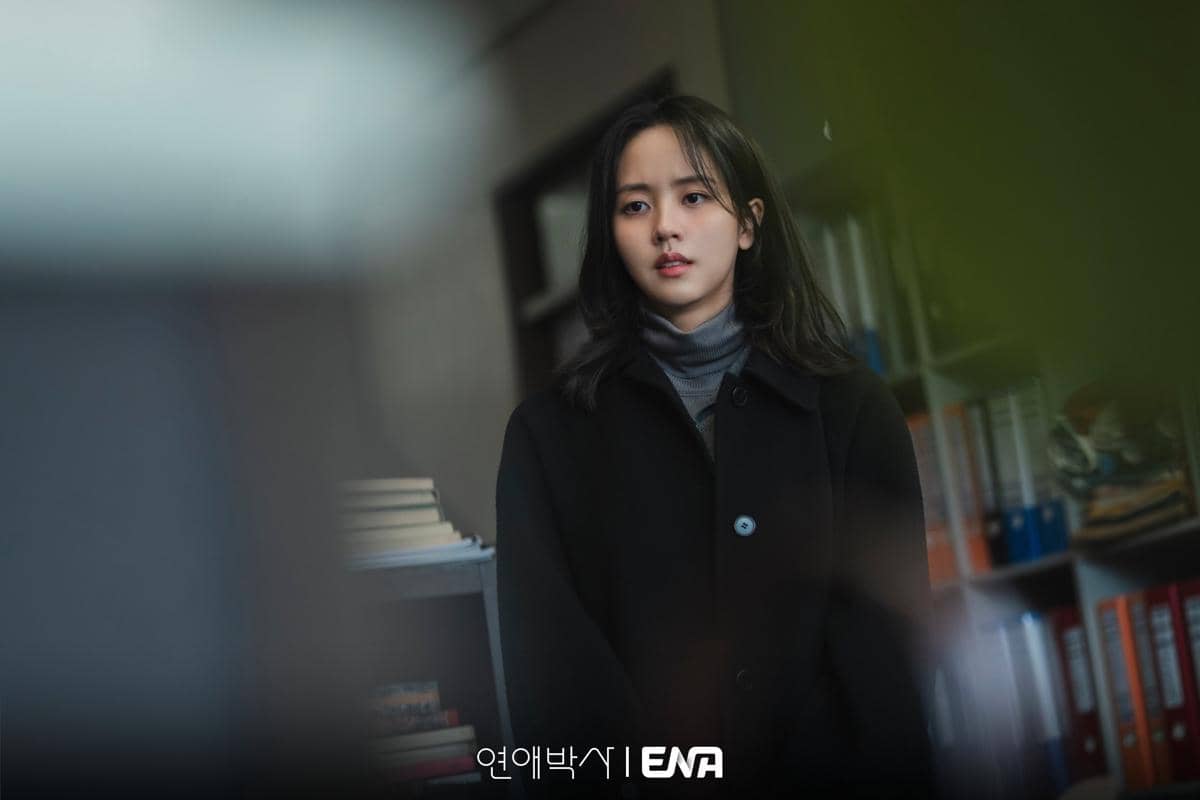 Potongan adegan drama Between Steps produksi ENA, memperlihatkan para karakter dalam rangkaian cerita drama.