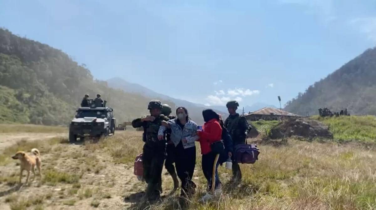 Isak Tangis Istri Aris Sanda Saat Dievakuasi TNI Keluar dari Mbua Papua