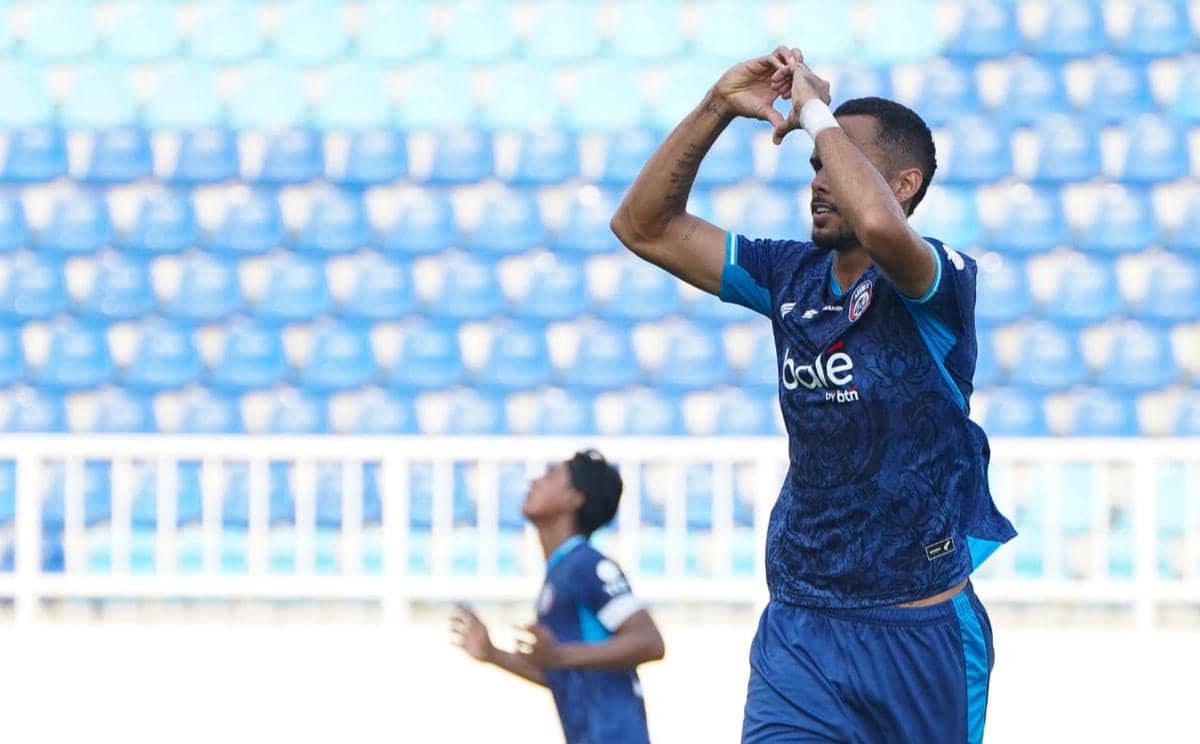 Pemain Arema FC Careca merayakan gol dengan ekspresi gembira dalam pertandingan melawan Persik Kediri.