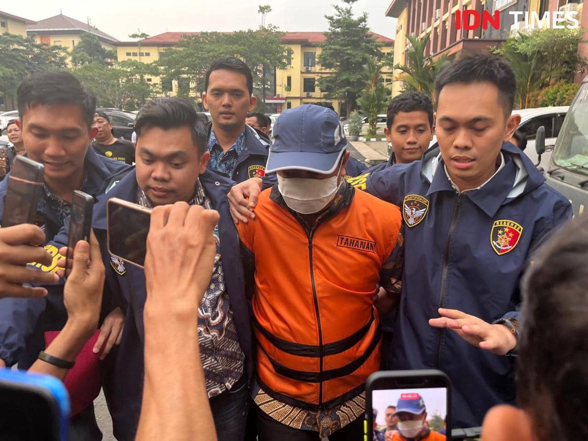 Pakai Rompi Oranye, Sekda Lampung Tengah Digelandang ke Rutan Polda