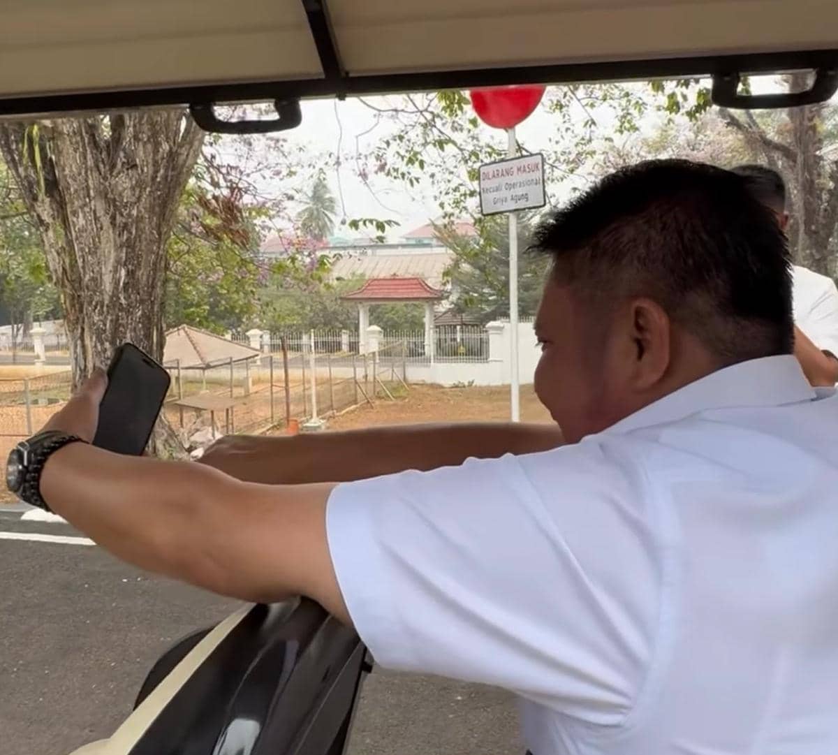 Gubernur Sumsel Herman Deru saat menelpon warga Sumsel yang menjadi korban Kapal Virgo