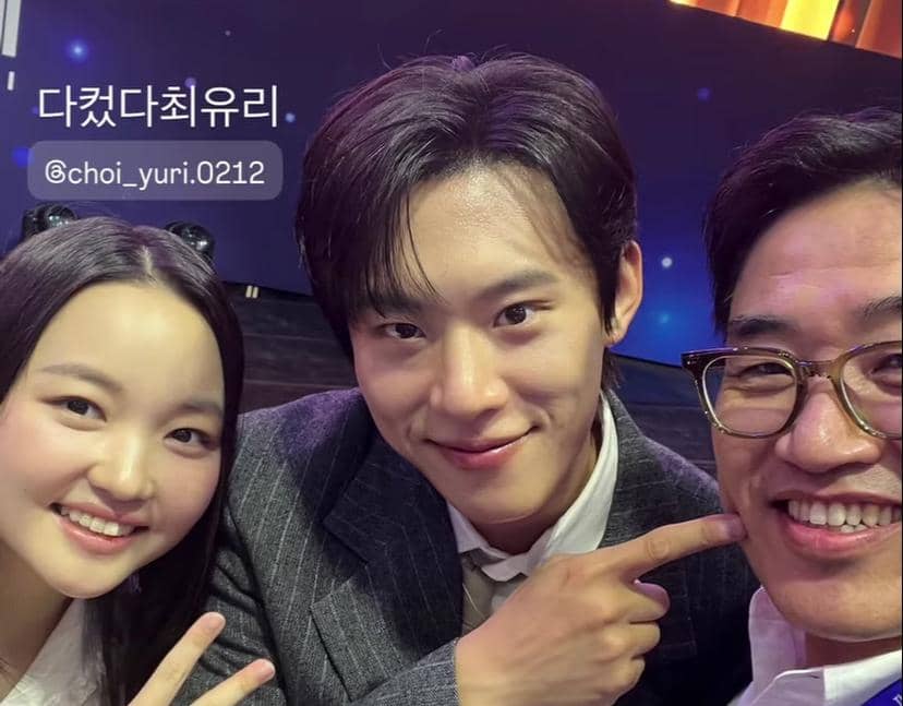Kim Sung Cheol dan Choi Yoo Ri berpose bersama dalam potret yang diunggah dari ajang DFX OTT Awards 2026.