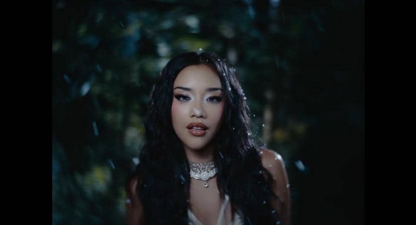 Tangkapan layar video musik lagu “Star” oleh no na yang diunggah melalui kanal YouTube resmi grup tersebut.