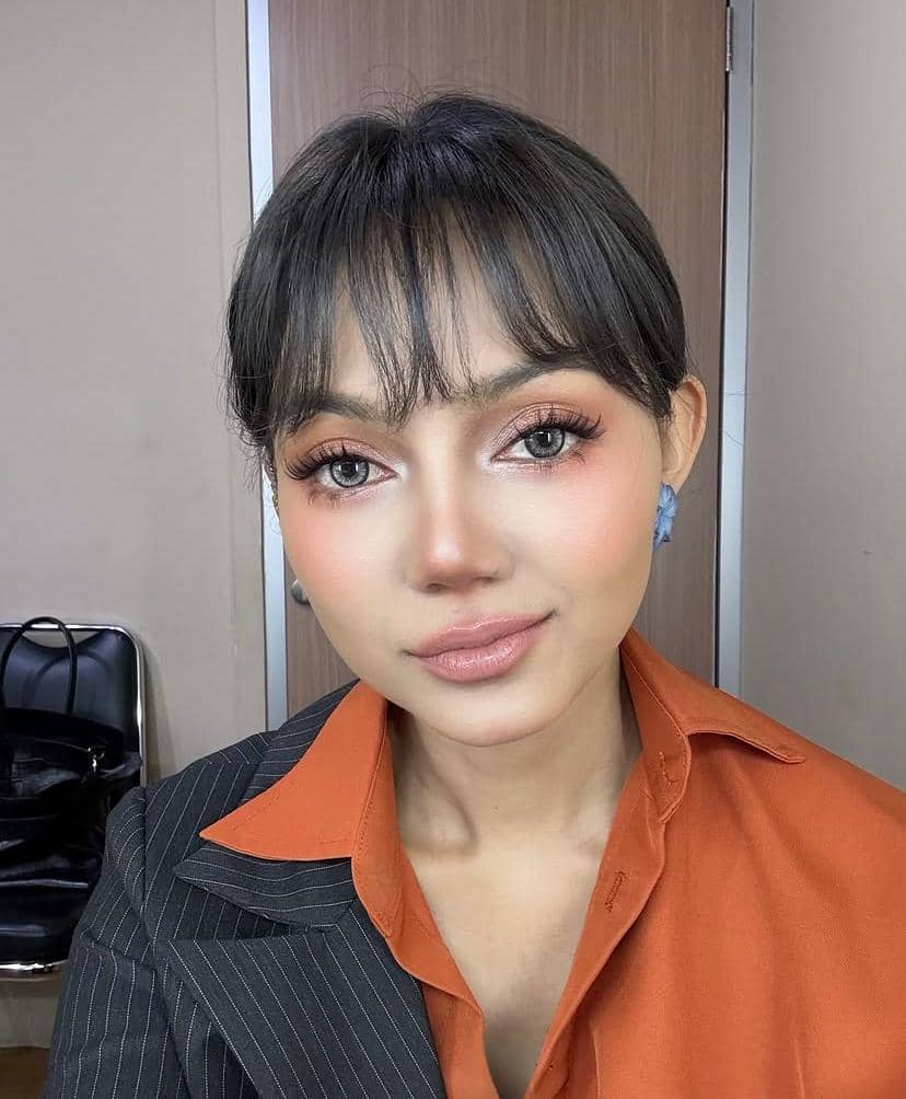Potret Rina Nose yang diunggah melalui akun Instagram @rinanose16, menampilkan penampilannya dalam bingkai foto.