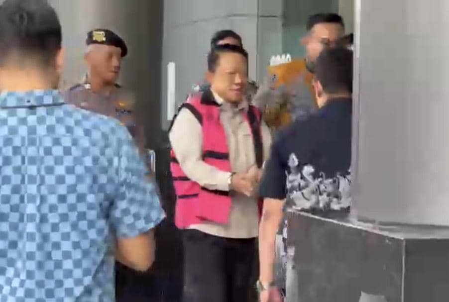 Febrie Adriansyah Tiba di Kejari Jaksel, Berompi Tahanan dan Tangan Diborgol