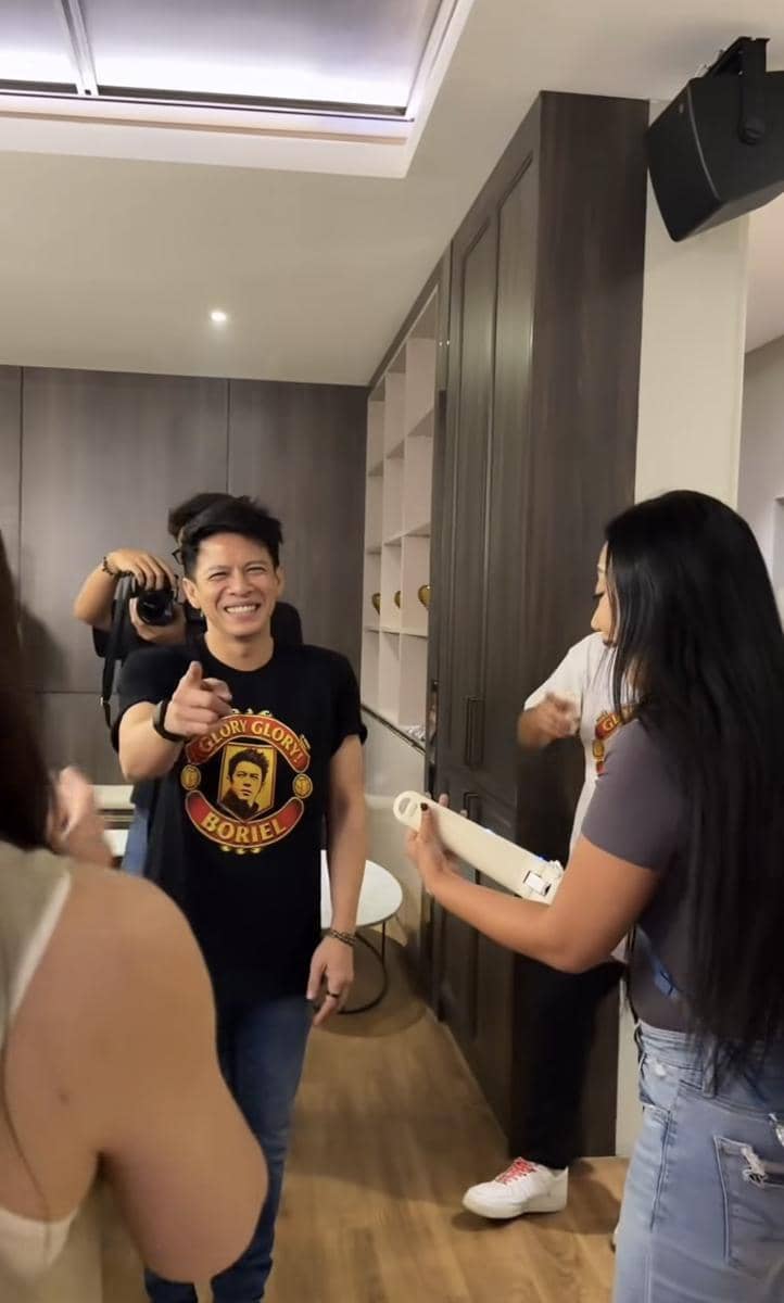momen Wulan Guritno beri kejutan di acara ultah Ariel NOAH