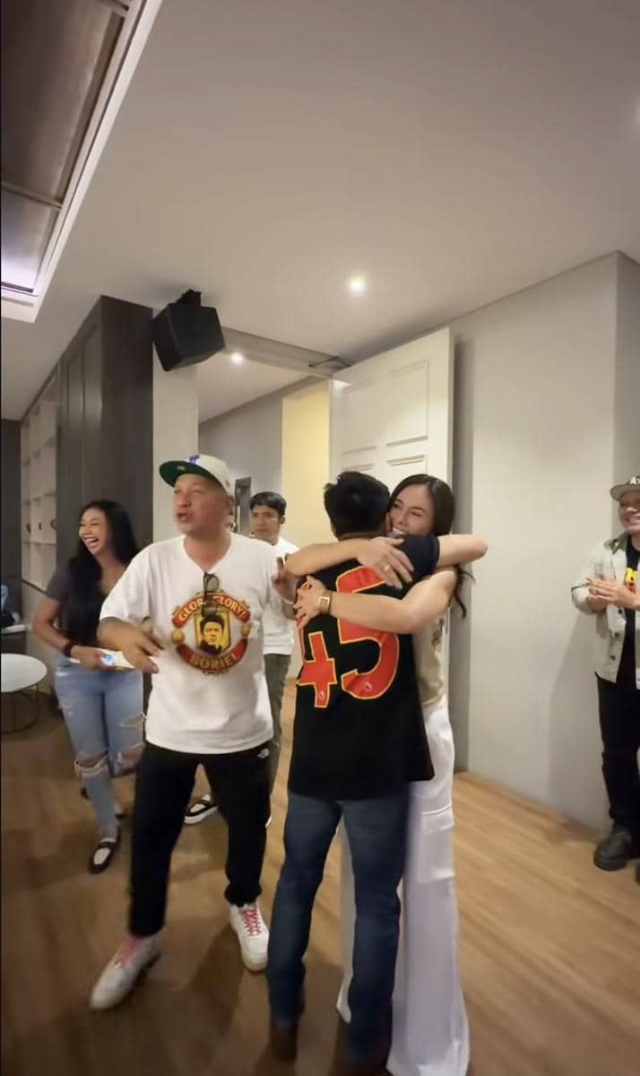 momen Wulan Guritno beri kejutan di acara ultah Ariel NOAH