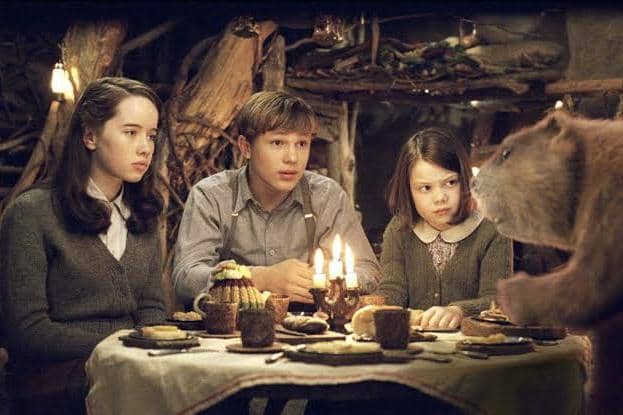 Cuplikan adegan dalam film The Chronicles of Narnia: The Lion, the Witch and the Wardrobe produksi Disney.