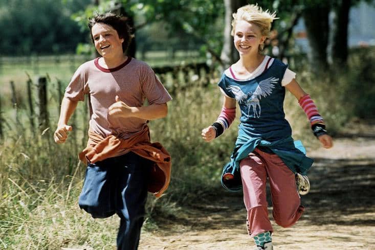 Cuplikan adegan dari film Bridge to Terabithia dengan kredit dokumentasi dari Walt Disney Studios.