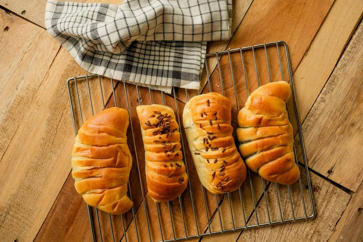 Ilustrasi pastry cakar beruang, kudapan manis berbentuk khas dengan lapisan adonan panggang berwarna keemasan.