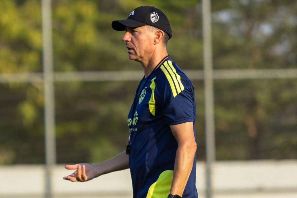 Pelatih PSM Makassar, Darije Kalezic, saat memimpin sesi latihan rutin.