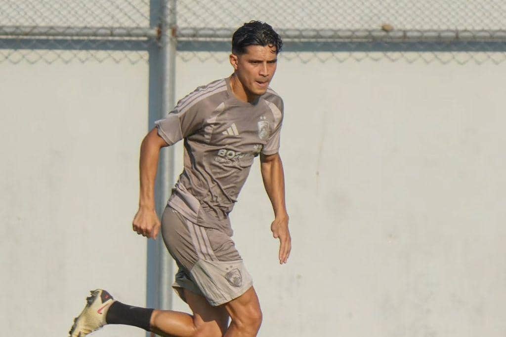 Gelandang PSM Makassar, Navarone Foor, dalam sesi latihan rutin.