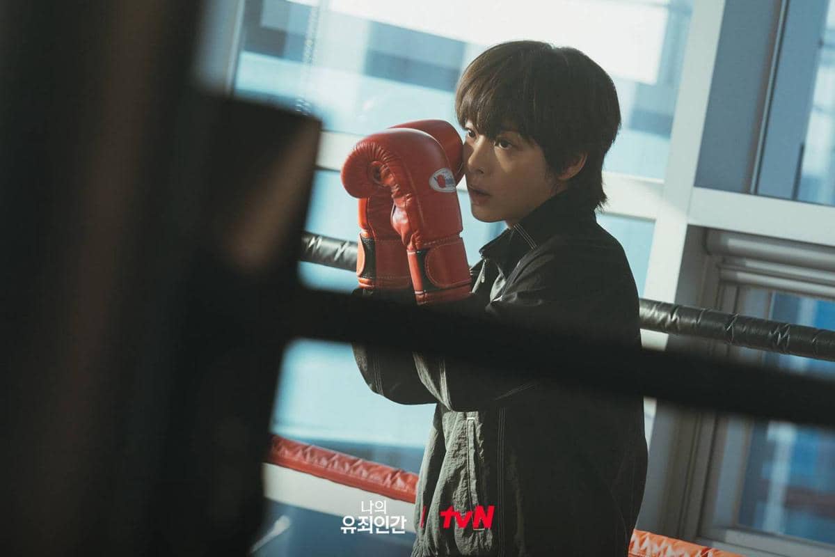 Cuplikan adegan drama Korea Love in Disguise produksi tvN yang menampilkan momen para tokoh dalam cerita.