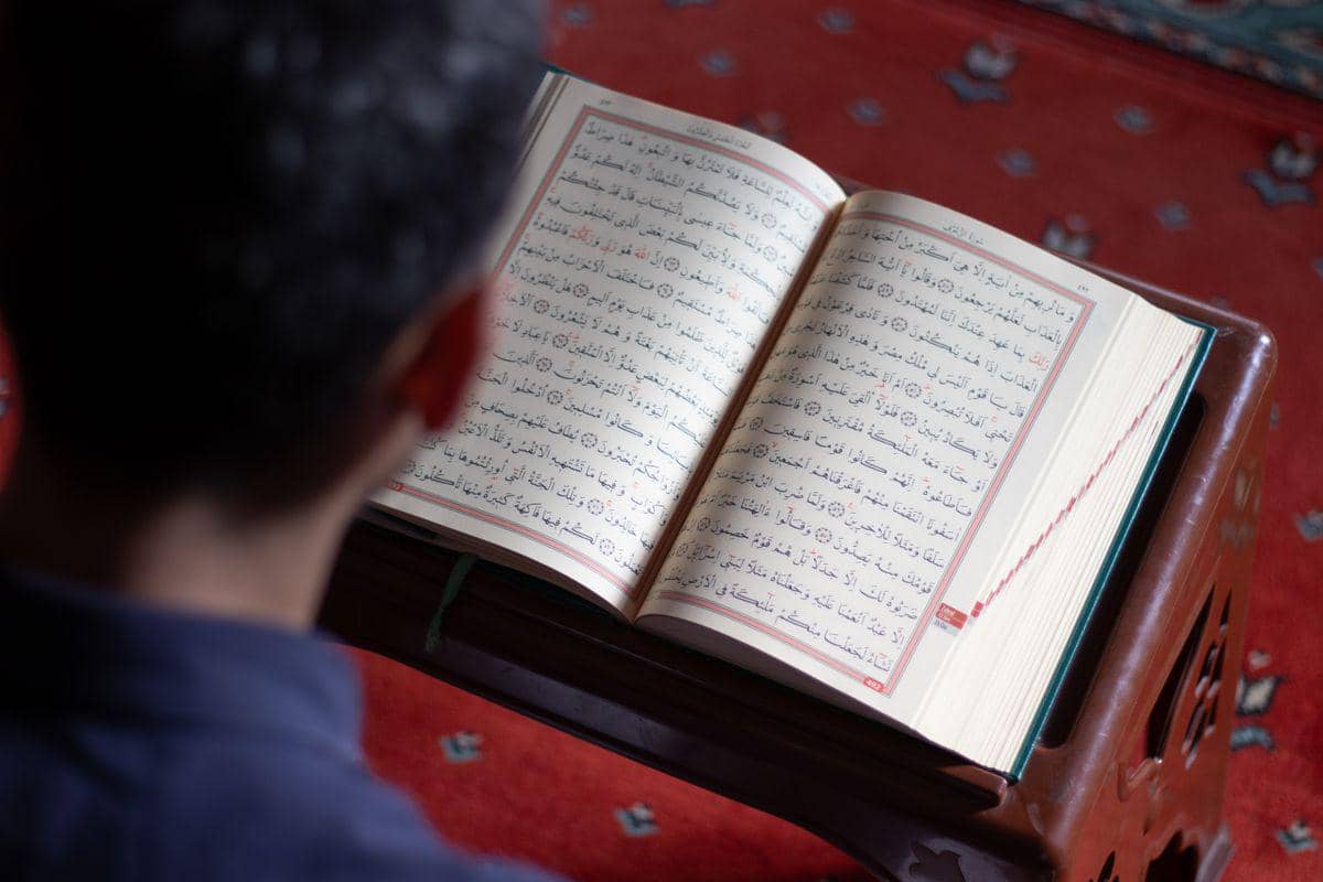 ilustrasi membaca Al-Qur'an