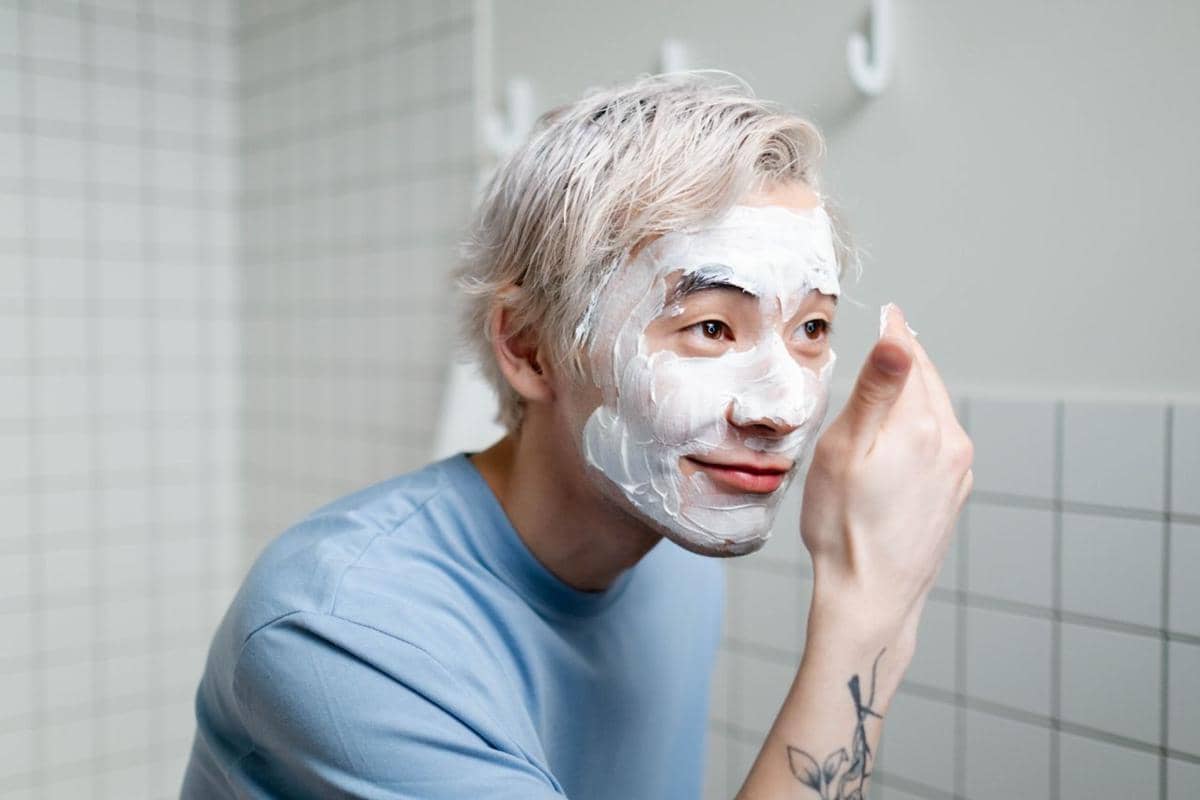 ilustrasi pria memakai skincare