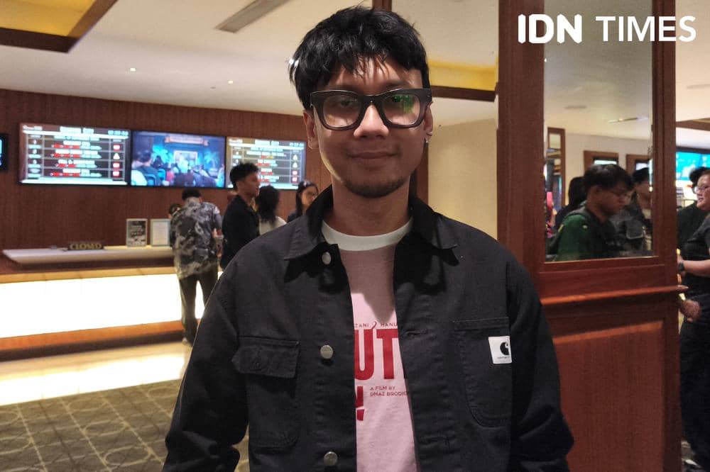 Potret Dmaz Brodjonegoro saat dijumpai usai sesi doorstop film Beautiful Pain di Jakarta, Kamis (17/9/2026) (IDN Times/Juan Dwi)