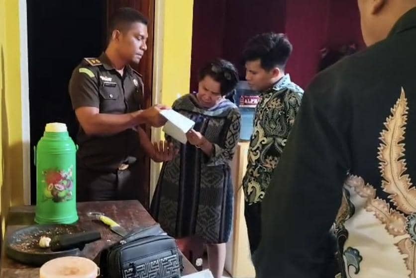 Sejumlah jaksa menggeledah rumah Marsela, adik mantan Bupati Kupang, terkait dugaan korupsi dana kapitasi.