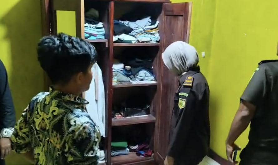 Sejumlah jaksa berada di dalam rumah Marsela saat penggeledahan terkait dugaan korupsi dana kapitasi di Kupang.