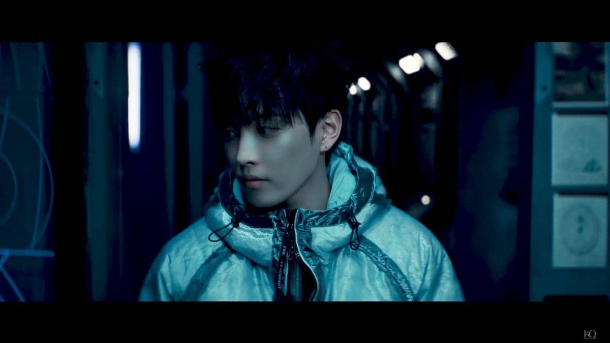 Hongjoong ATEEZ dan Bazzi dalam cuplikan video musik “ENOuGH” yang diunggah melalui kanal YouTube KQ Entertainment.