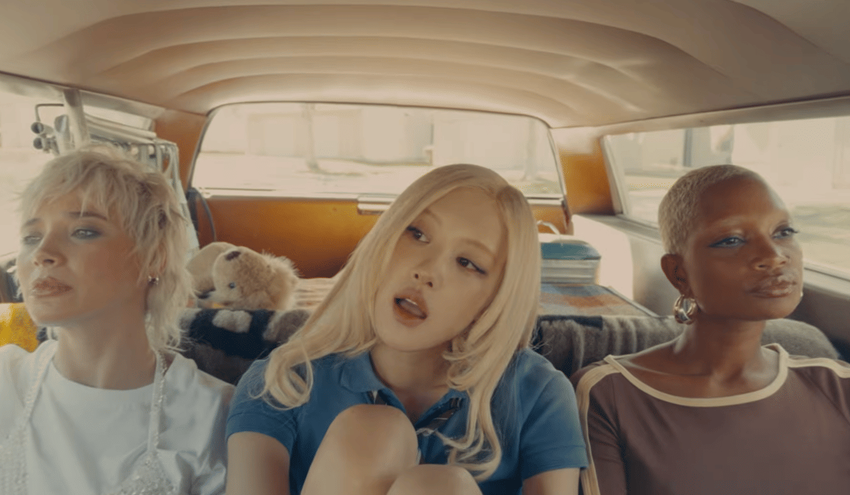 cuplikan MV new trick - Rose
