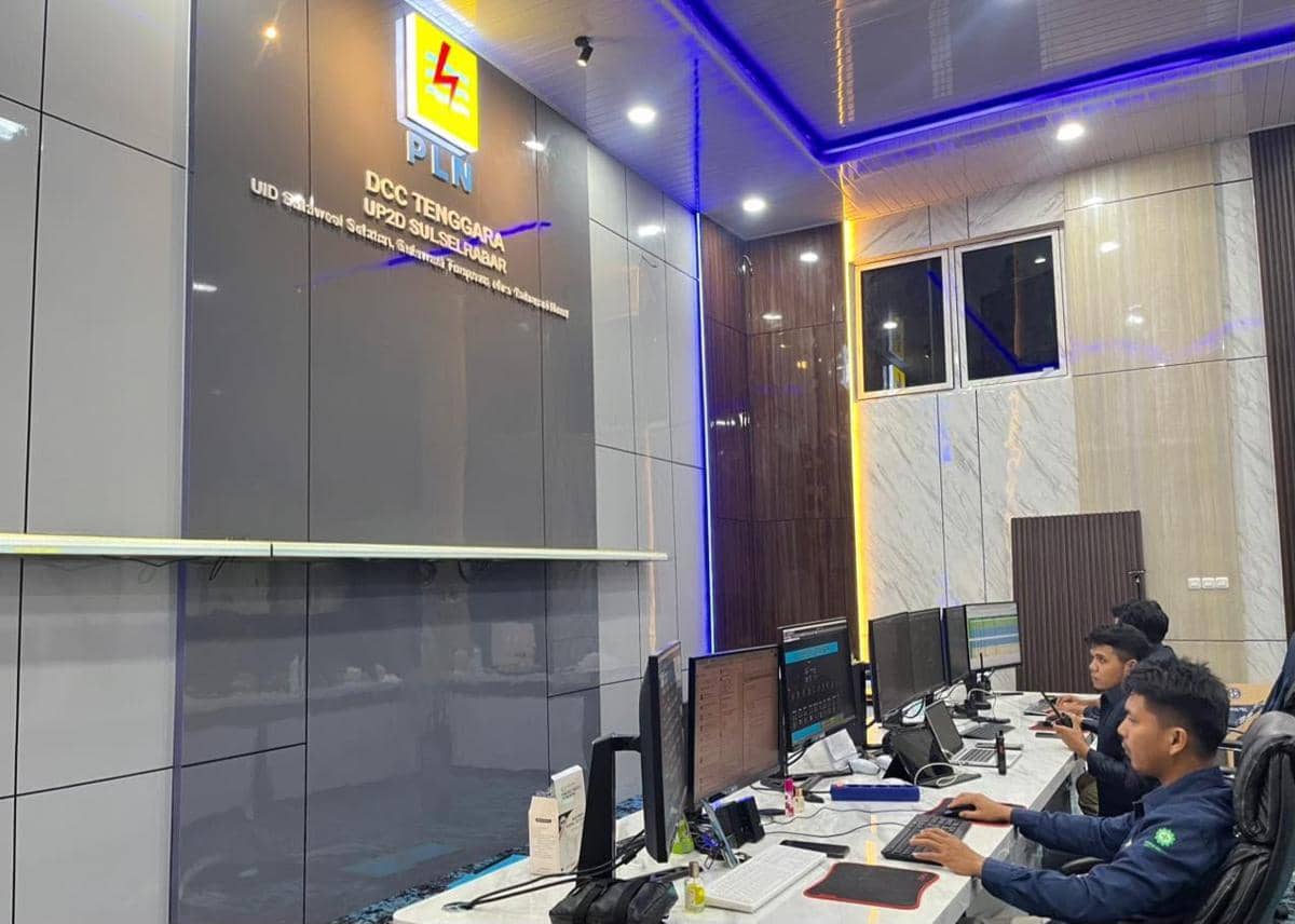 Petugas dispatcher PLN UP2D Sulselrabar memantau kondisi sistem kelistrikan Sulselrabar secara real time dari pusat pengaturan sistem. (Dok.