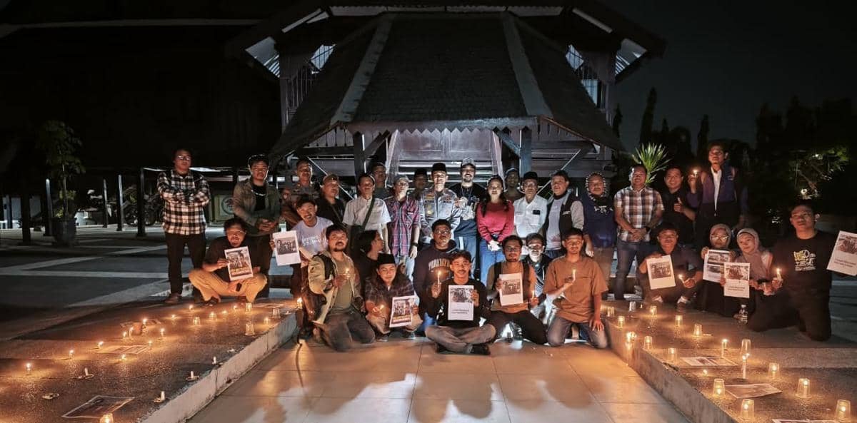 Aksi solidaritas Ikatan Jurnalis Televisi Indonesia (IJTI) Pengurus Daerah Sulawesi Selatan dan Sulawesi Barat di pelataran Museum Balla Lom