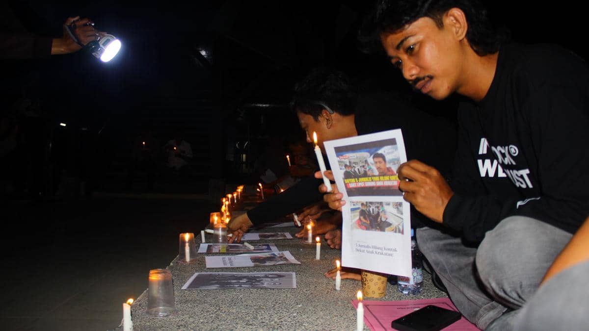 Aksi solidaritas Ikatan Jurnalis Televisi Indonesia (IJTI) Pengurus Daerah Sulawesi Selatan dan Sulawesi Barat di pelataran Museum Balla Lom