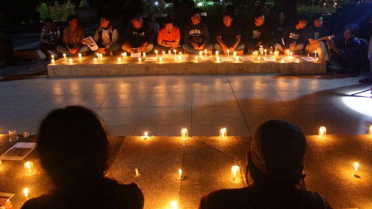 Aksi solidaritas Ikatan Jurnalis Televisi Indonesia (IJTI) Pengurus Daerah Sulawesi Selatan dan Sulawesi Barat di pelataran Museum Balla Lom