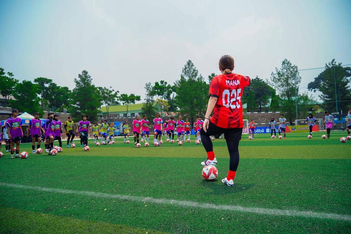 Atlet sepak bola putri Indonesia mengikuti pelatihan bersama Pokemon dan mantan pemain tim nasional Jepang.
