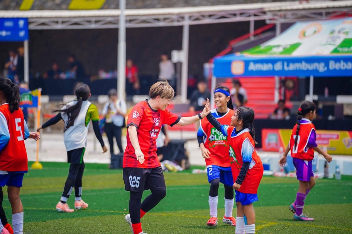 Para atlet sepak bola putri Indonesia mengikuti pelatihan bersama mantan pemain timnas Jepang dalam program Pokemon.