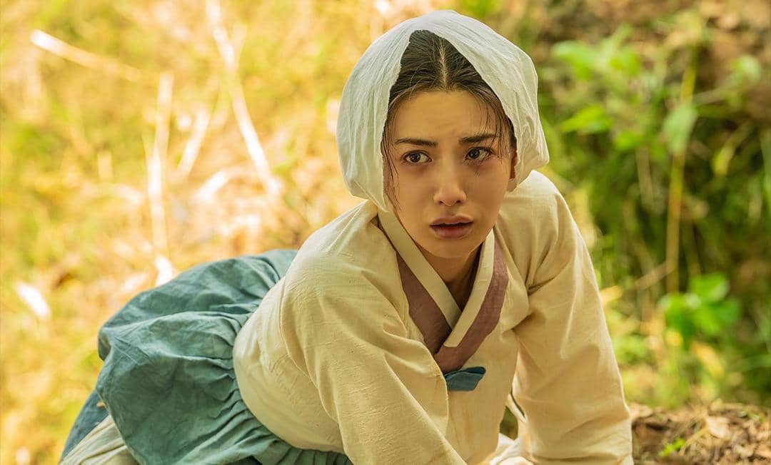 Nana tampil dalam still cut drama The Scandal yang diunggah Netflix Korea melalui akun Instagramnya.