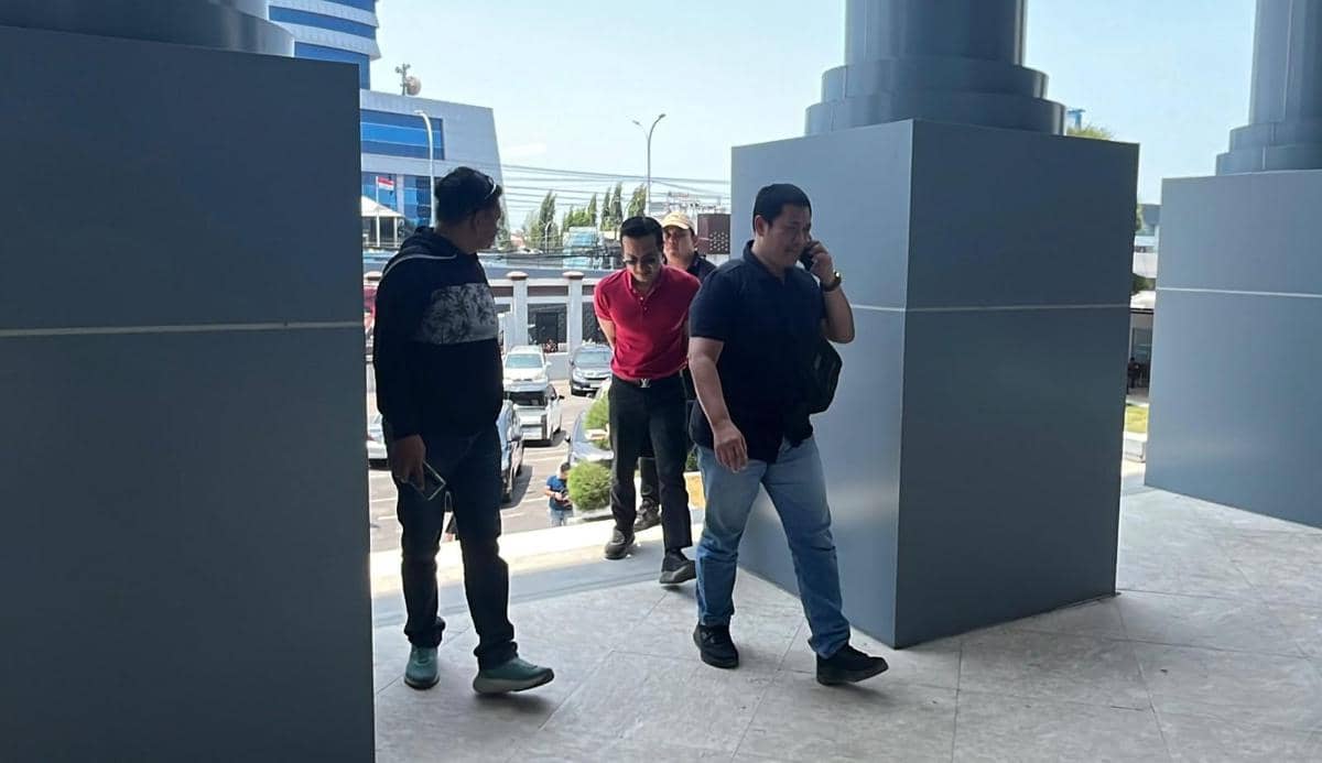 Robby Sulistio Handoko (48), buronan Kejaksaan Tinggi Jawa Timur (Kejati Jatim), ditangkap di Kabupaten Maros, Sulawesi Selatan, Kamis (17/9