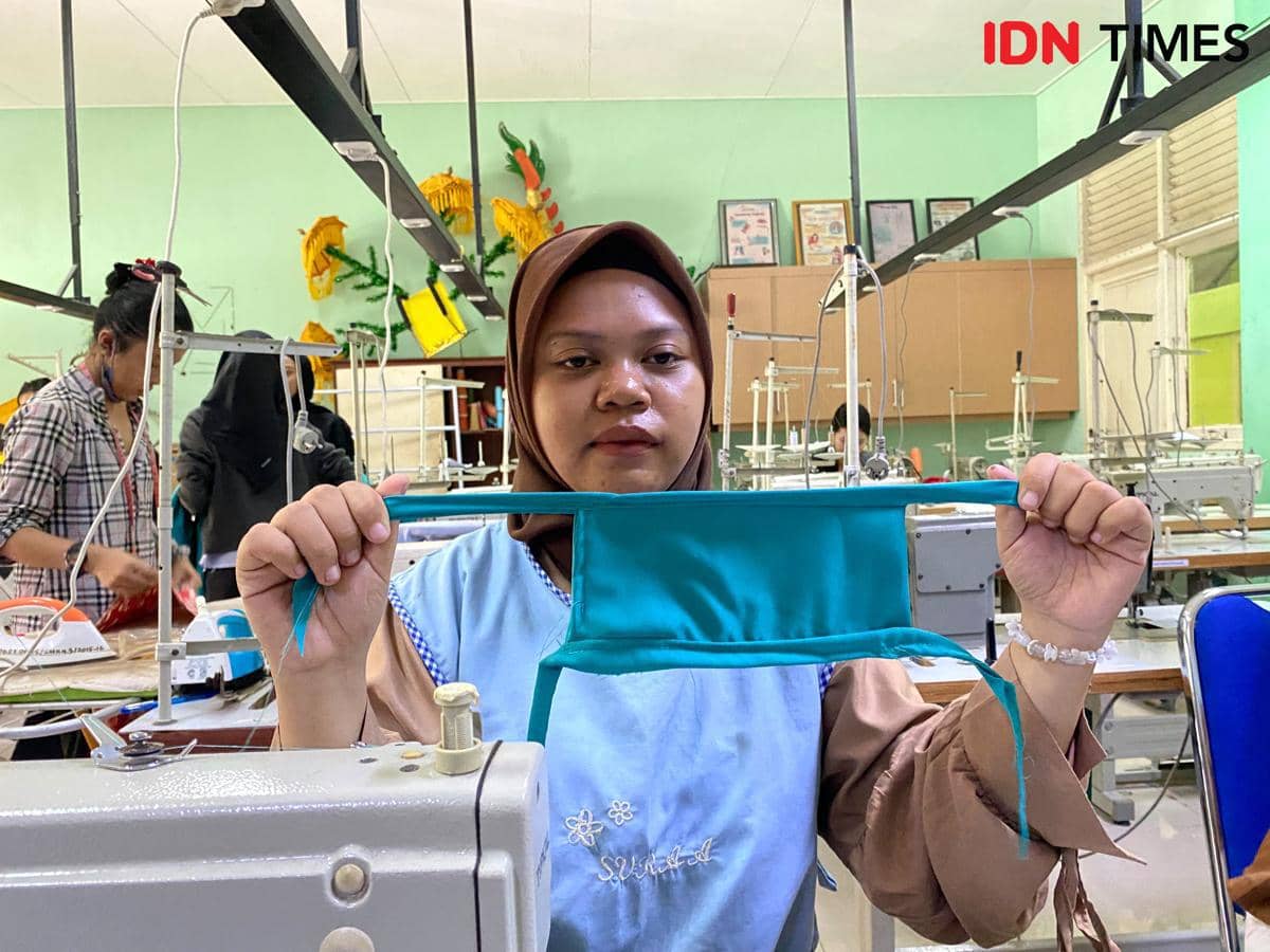 Suci, Siswi SMKN 5 Pontianak, Bagikan Masker dari Kain Sisa