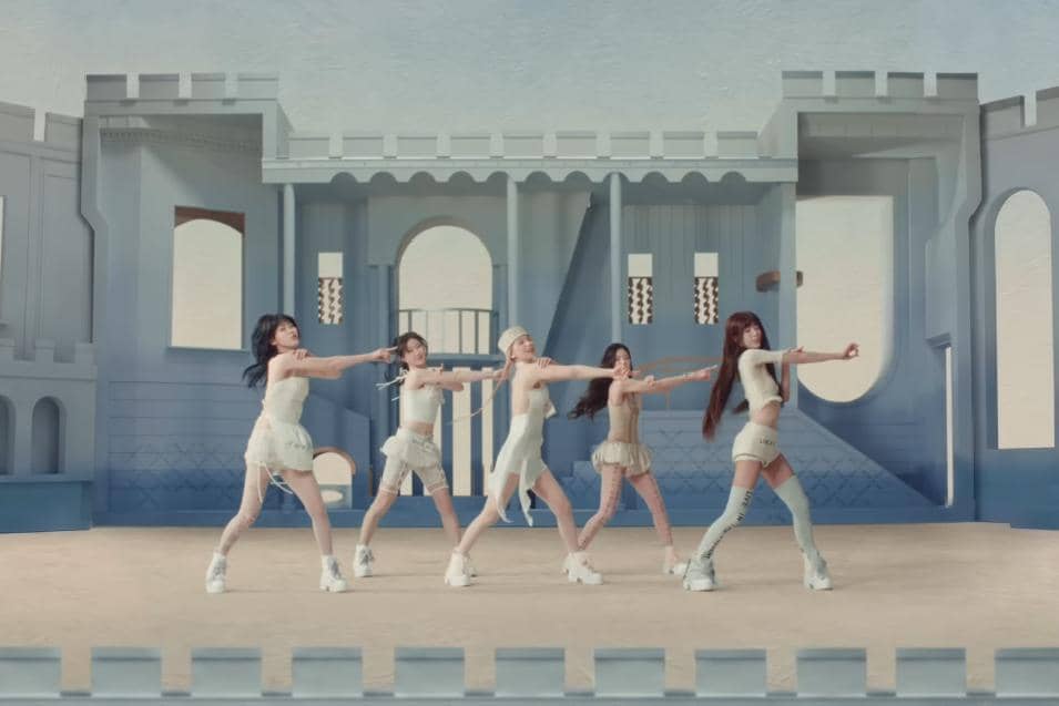 kelima member ITZY dalam MV "Motto"