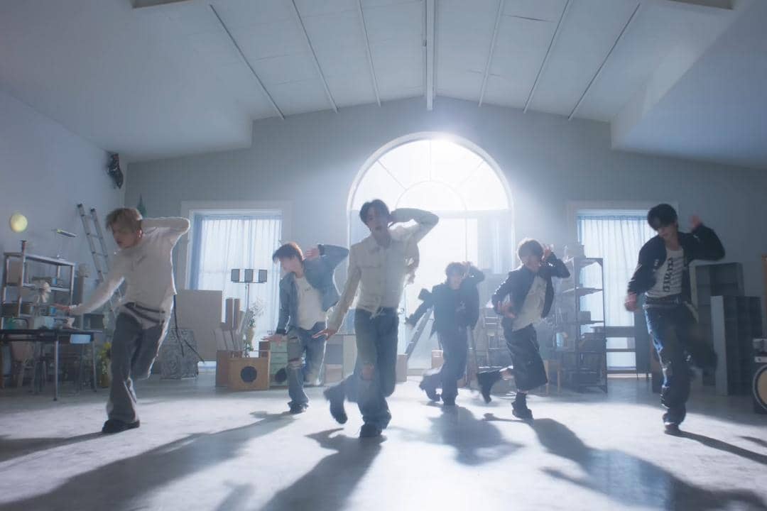 keenam member TWS dalam MV "You, You"