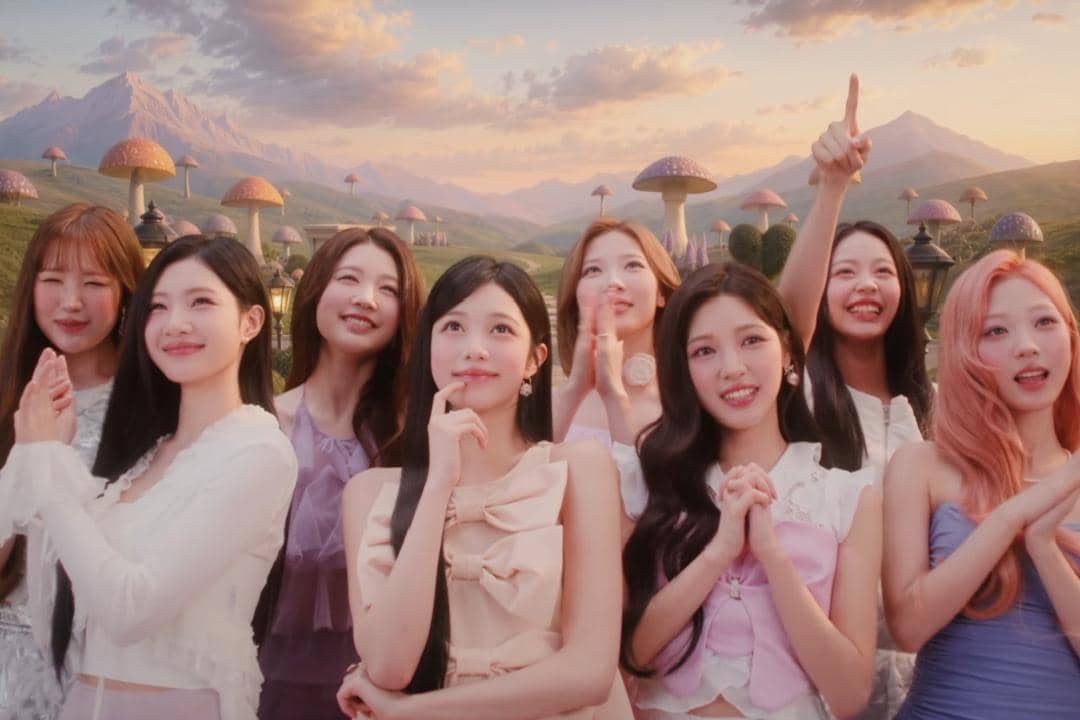 kedelapan anggota Hearts2Hearts dalam MV "Moonride"