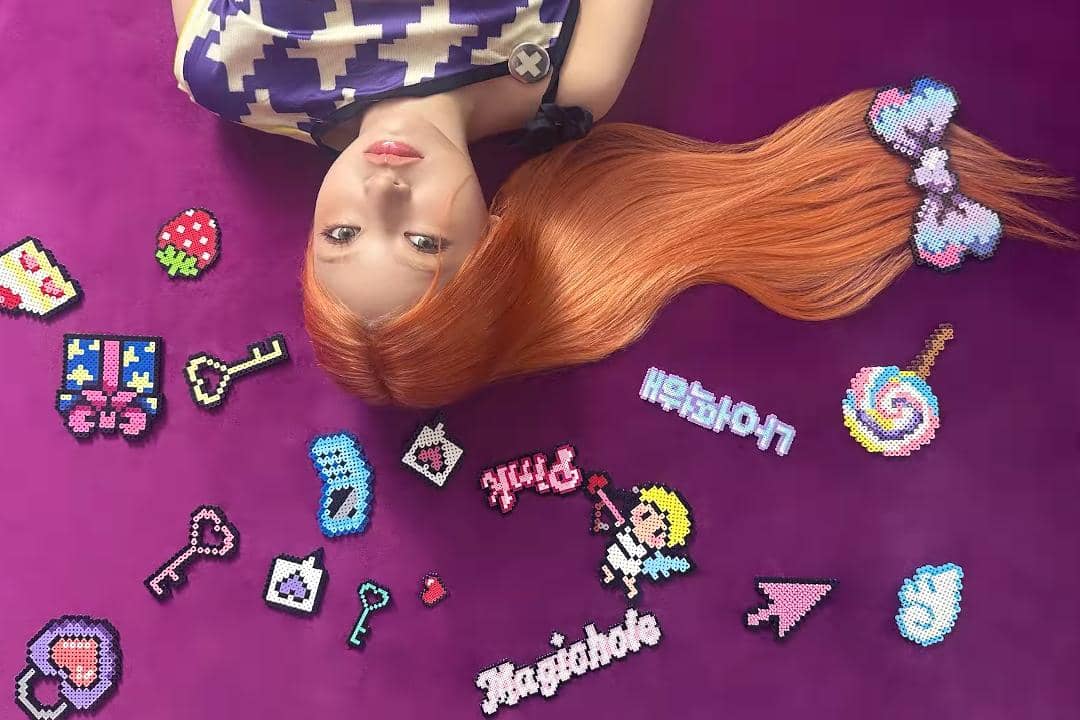 cuplikan MV "Candy Pink Magic Hole Flip Phone" milik KiiiKiii