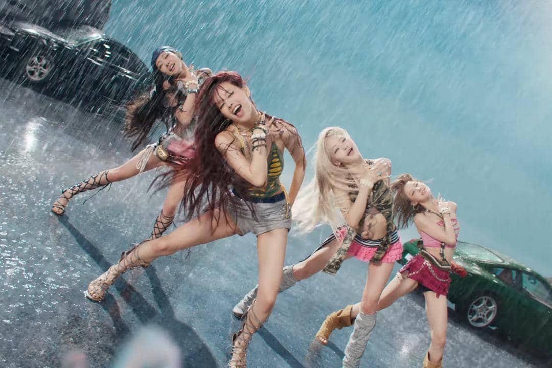 keempat member KISS OF LIFE dalam MV "SWEAT"