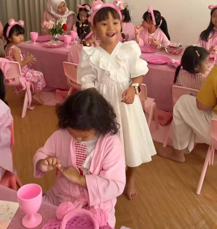 ulang tahun ke-6 Alana