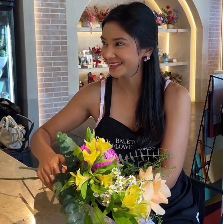 Fanny Ghassani belajar merangkai bunga
