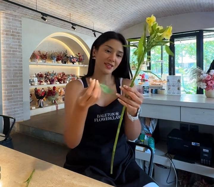 Fanny Ghassani belajar merangkai bunga