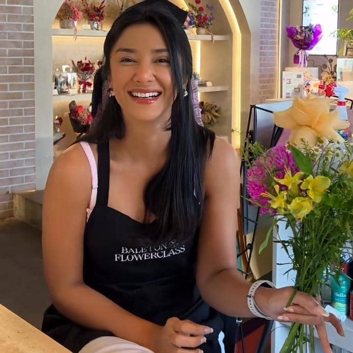 Fanny Ghassani belajar merangkai bunga