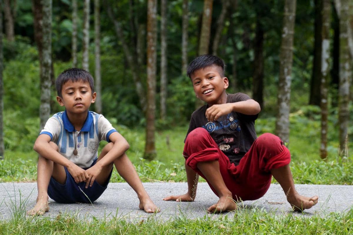 dua anak laki-laki
