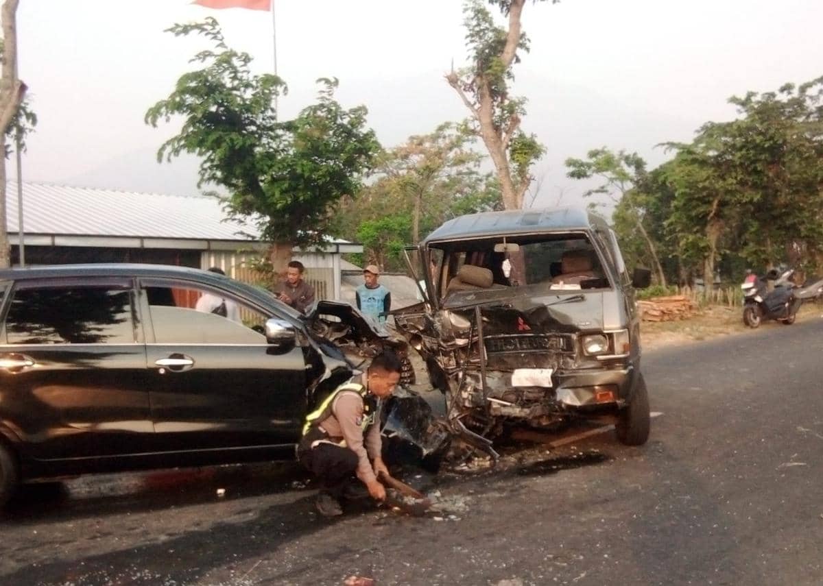 Adu Banteng di Jalur Sarangan Magetan, Avanza dan Colt T Hancur