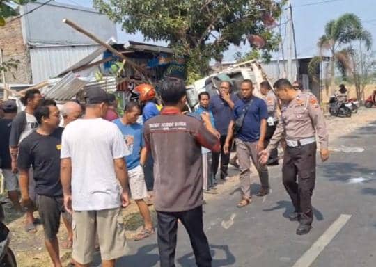 Truk Bawa 7 Pekerja Proyek Terguling di Ngawi, 1 Tewas