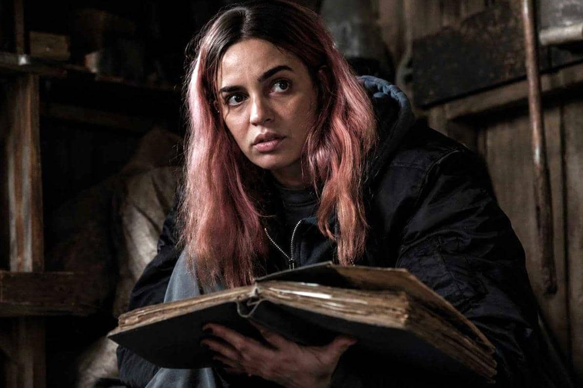 adegan dalam film Evil Dead Burn