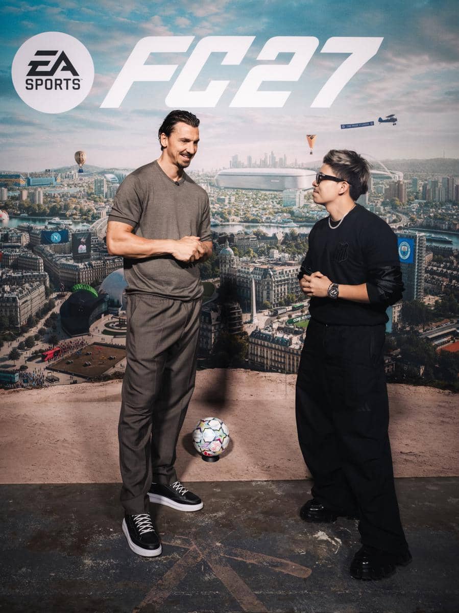 Atta Halilintar berpose bersama seorang legenda sepak bola yang ditemuinya dalam unggahan akun Instagram.