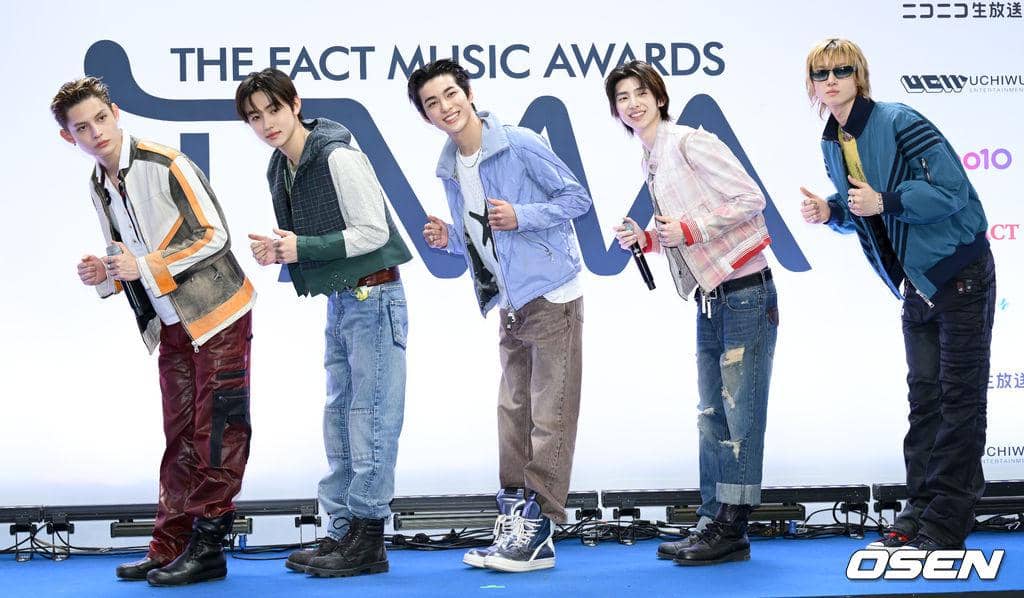 Para personel CORTIS berpose saat menghadiri The Fact Music Awards 2025 dalam dokumentasi media OSEN.