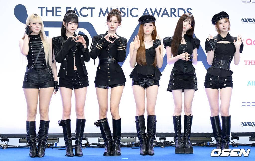Para anggota grup K-pop NMIXX menghadiri The Fact Music Awards 2025 dalam sesi pemotretan acara resmi.