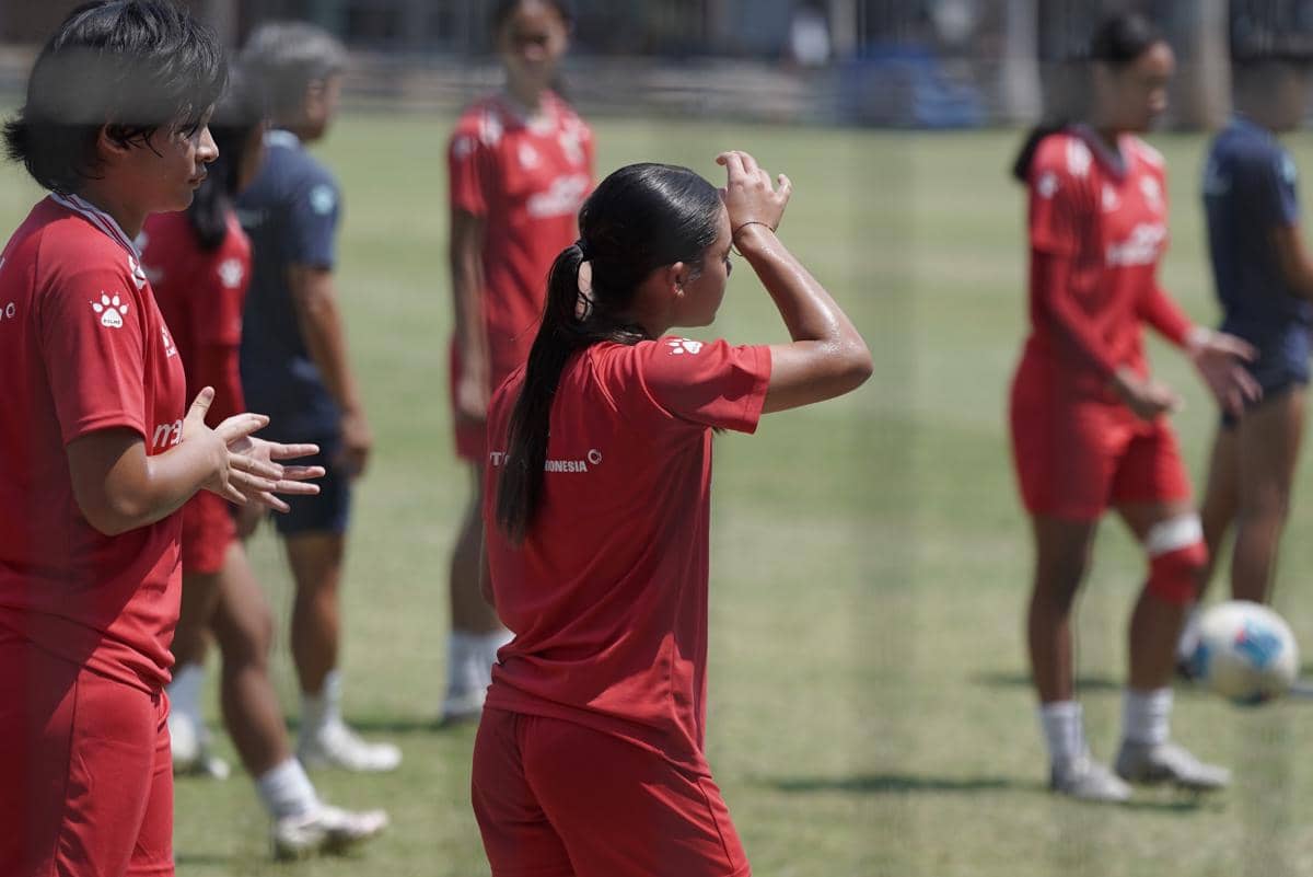 Kiyomi Bachdim mengikuti seleksi timnas U-17 dalam unggahan Instagram, mengenakan pakaian olahraga di lapangan.